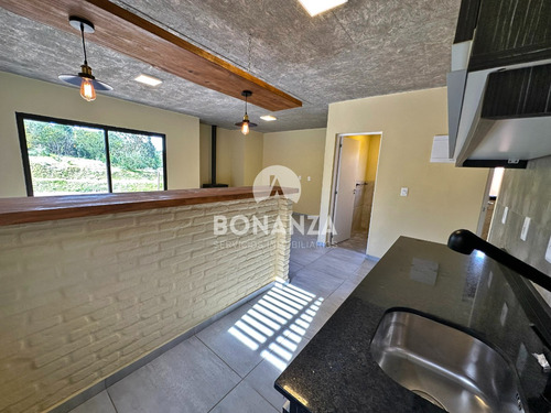 Casa En Venta A Estrenar. Piriápolis. 2 Dormitorios, 2 Baños, Parrillero. Construcción Tradicional.