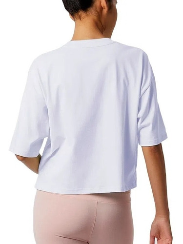 Imagen 2 de 4 de Remera New Balance Essentials Endle Crema Lila Mujer
