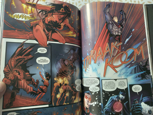 Superman: Entre A Foice E O Martelo - Mark Millar . Dave Johnson . Kilian Plunkett - Panini Comics 2021 - Em Português - Capa Dura (Usado)