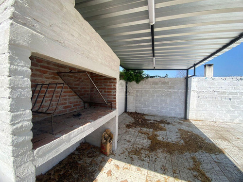 Vendo: Casa De 2 Dormitorios En Colón