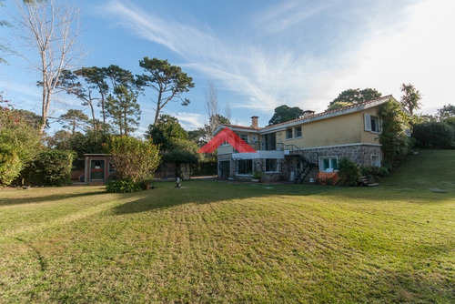 Casa En Playa Mansa, Punta Del Este, 4 Dormitorios Gran Parque- Ref: 5486