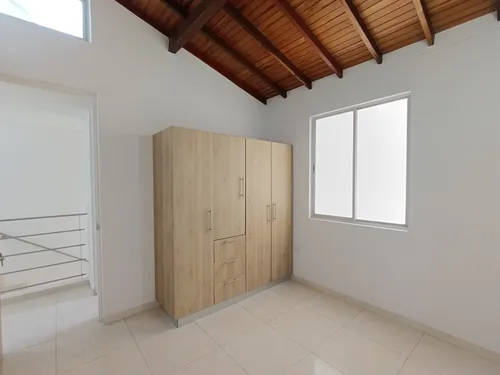 Casa En Arriendo En Prados Del Este. Cod A30500