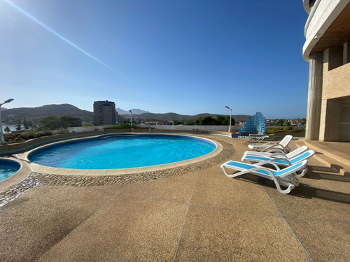 Pampatar, Sector La Caranta !! En Venta Cómodo Apartamento Con Espectacular Vista A La Bahía. 83,11 M2, 2 Hab., 2 Baños, 1 Pe. Edificio Con Excelente Ubicación. Calle Ciega !!