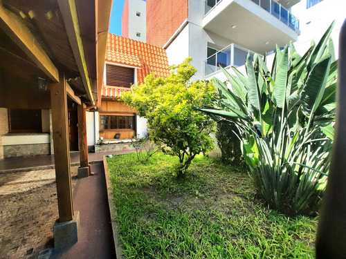 Casa Con Cochera A Metros De Plaza Sarmiento