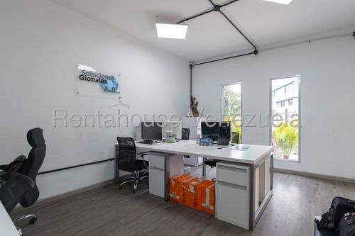 Casa Para Remodelar De Multiples Niveles En Venta Ubicada En Chaguaramos 25-17638