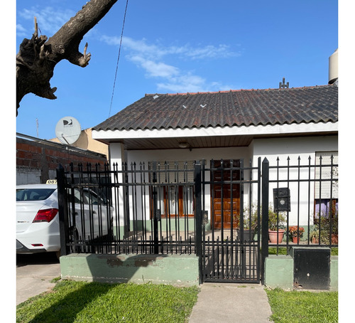 Casa Dos Dormitorios Y Quincho Sobre Terreno De 400m2