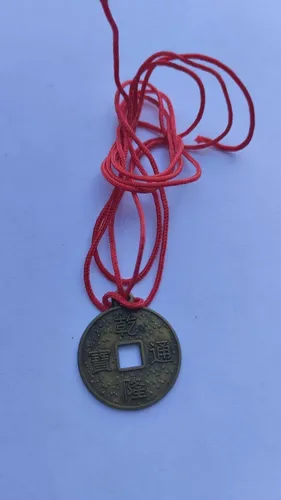 Moneda China Con Hilo Rojo