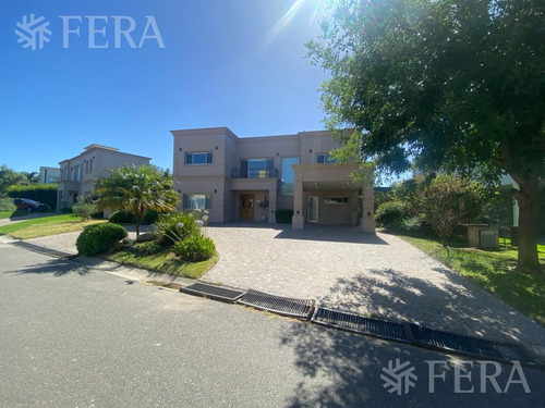 Casa De 6 Ambientes Con Quincho Y Piscina Climatizada En Fincas De Hudson