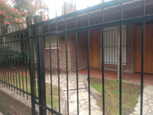 Casa En Barrio Parque A 1 Cuadra Del Bosque Y 5 De La Playa