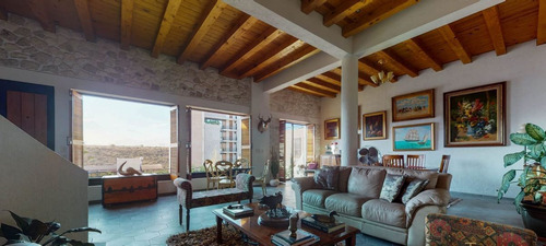 Preciosa Residencia En Misión San Jerónimo, Doble Altura, Jardín, 300 M2