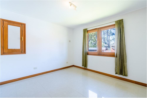 Casa De 5 Dormitorios, Próxima A Los Colegios