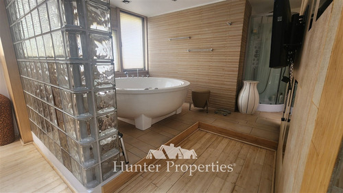 Casa En Venta De 5d Y 5b En Cond La Reserva. Colina