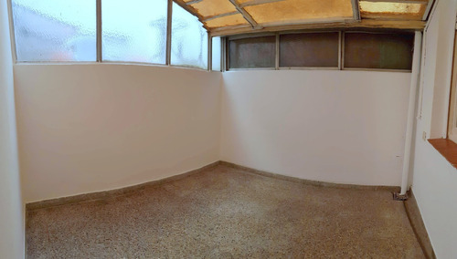 Imagen 7 de 14 de Crovara Al 300. Piso 1 Por Escalera. Sup: 51 M2. Dos Ambientes Y Medio. 2 Patios, Uno Grande Cubierto O Segundo Dormitorio, Otro Chico Descubierto. Muy Luminoso. Apto Profesional. Muy Bajas Expensas
