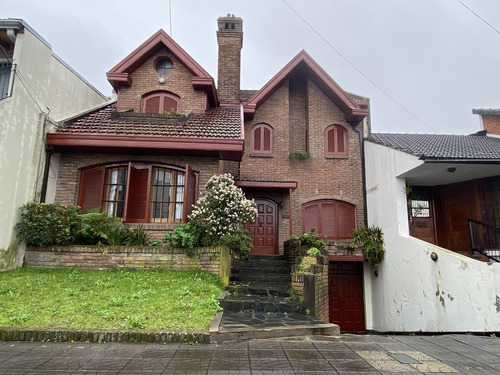 Imagen 2 de 21 de Venta Casa 4 Ambientes Con Jardín, Cochera Y Gran Fondo Libre Con Piscina En Don Bosco (30204)
