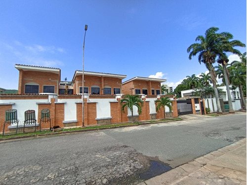 Tibisay Rojas Vende Townhouse En Urbanizaciòn Trigal Centro   Cod. 228868