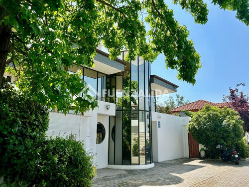 Casa En Venta De 3 Dorm. En La Reina