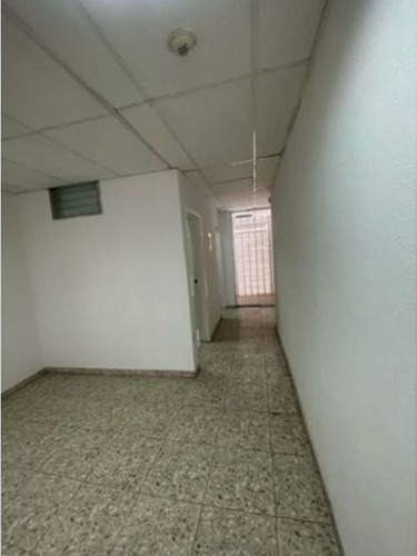 Venta Y/o Alquiler Edificio De 3 Niveles En Chacao, 255m2, Remodelado.