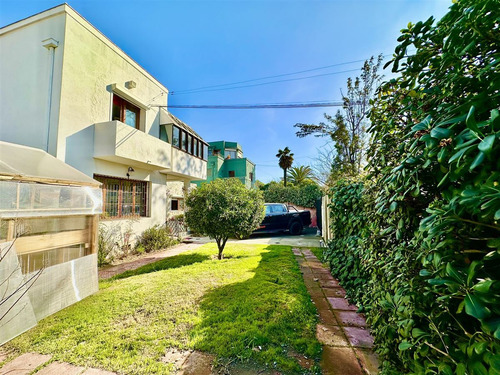 Casa En Venta De 4 Dorm. En Ñuñoa