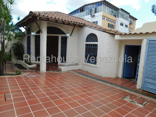 Maria E. Vende Negociable !! Esta Casa No Solo Es Un Hogar, Sino Una Oportunidad De Crecimiento Y Valor A Largo Plazo!!, Con Una Cálida Piscina, En Parroquia Catedral, Lara#25-11394*