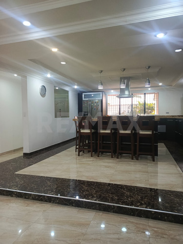 Se Vende Lujosa Casa Amoblada En Lomas Del Bosque