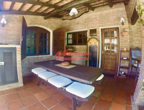 Muy Lindo Chalet De 3 Dormitorios- Ref: 6296