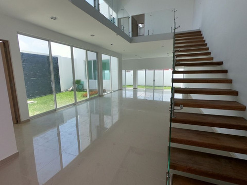 En Venta Casa En Lomas De Juriquilla, Doble Altura, Jardín, 