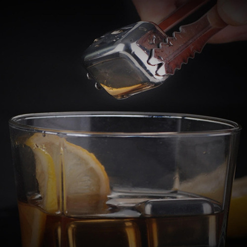A Um Bar De Pedras De Uísque De Cerveja De Aço Com 8 Cubos