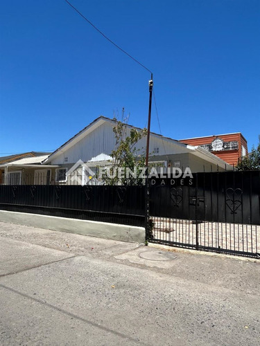 Casa En Venta De 4 Dorm. En Estación Central