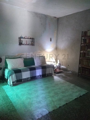 Imagen 7 de 8 de Local O Garage Con Vivienda Y Fondo Con Galpon