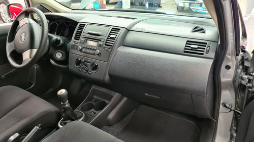 Imagen 12 de 14 de Nissan Tiida Sense 2017