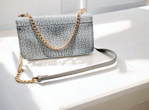 Bolsa Guess Original Sg970721 Azul Blanco Monograma Cadena Azul Claro Lisa Oro Blanco
