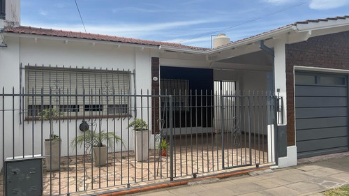 Casa Chalet En Venta Ubicado En Ituzaingó, G.b.a. Zona Oeste, Argentina