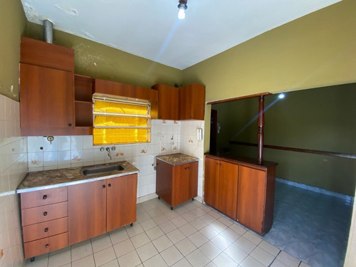 Imagen 6 de 17 de En Venta Casa 3 Amb Con Gge P/ 2 Autos, Amplio Fondo Libre, Terraza Y Local En Lanus (136)
