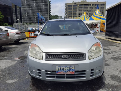 Imagen 8 de 10 de Ford Fiesta Max 2010 4x2 Sincrónico