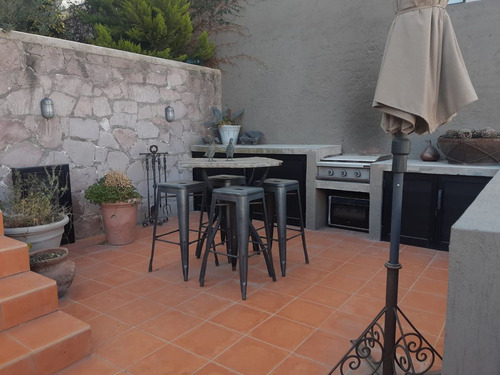 Preciosa Residencia En Misión San Jerónimo, Doble Altura, Jardín, 300 M2