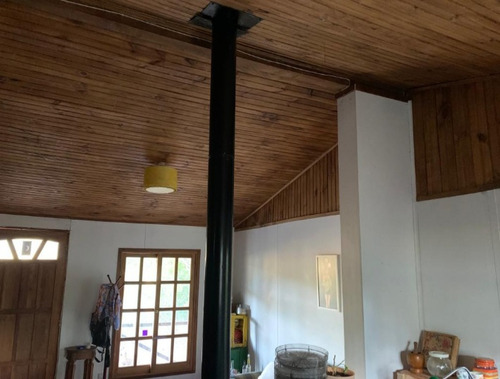 Cabaña De Madera Con Pilares De Hormigón, Entorno Natural