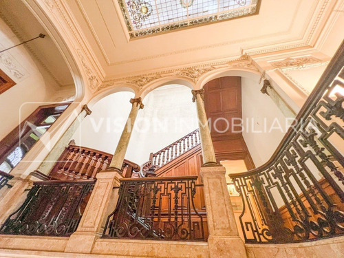 Imagen 6 de 14 de Casona Casa Mansión Amueblada De 811 M2 Con 690 M2 Interiores Para Sede De Empresa Cowork Hotel Ciudad Vieja Montevideo. Planta Principal De 212 M2 Totalmente Reciclada Y Actualmente En Uso. Reciclaje