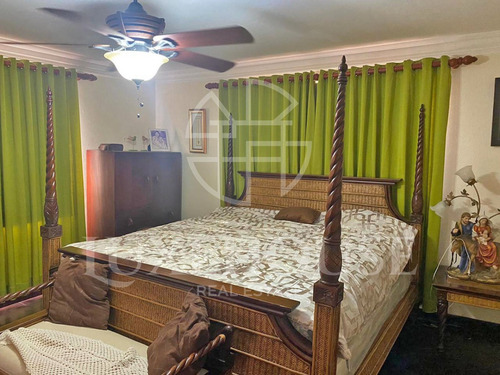 Imagen 14 de 15 de Penthouse De 250 Mtrs Con Jacuzzi. Revestido En Caoba En Sala, Estar, Comedor Y Habitación Principal. Con Excelente Ubicación Cerca De Supermercados, Ferreterías, En La Moraleja (eaa-003)