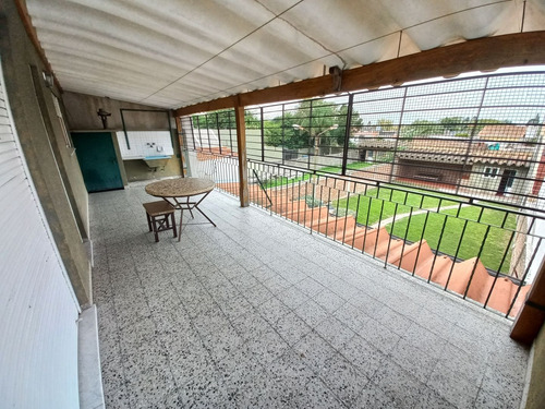 Casa + 2 Locales En Inmaculado Estado De Conservación!
