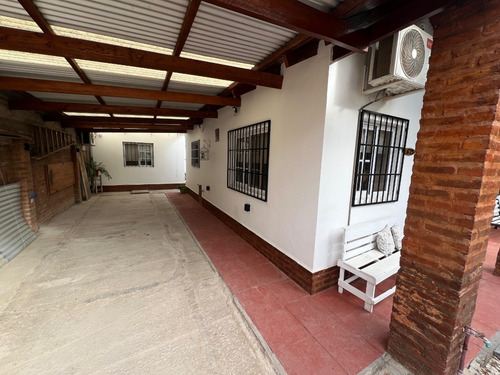 Impecable Casa Sobre Calle 26 De Julio (barrio Escribano)