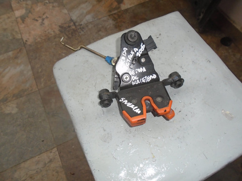 Imagen 3 de 3 de Vendo Cerradura De Tapa Trasera De Skoda Octavia Año 2005