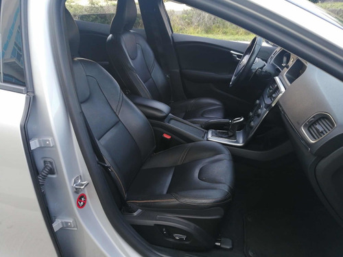 Imagen 10 de 14 de Volvo V40 2017 2.0 Inspirion Awd T5 Cross Country At