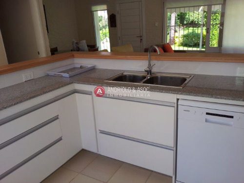 Casa En Zona Lugano- Ref: 5085