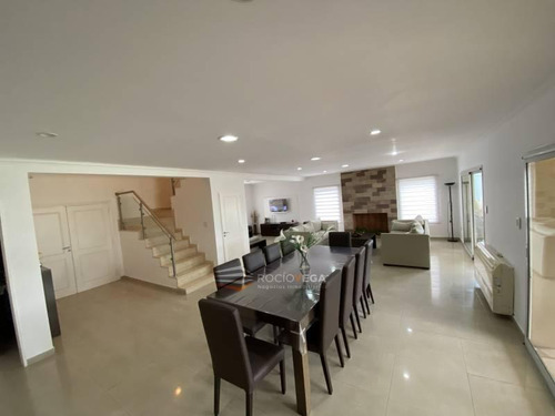Casa En Venta En Barrio Santa Ana Moreno