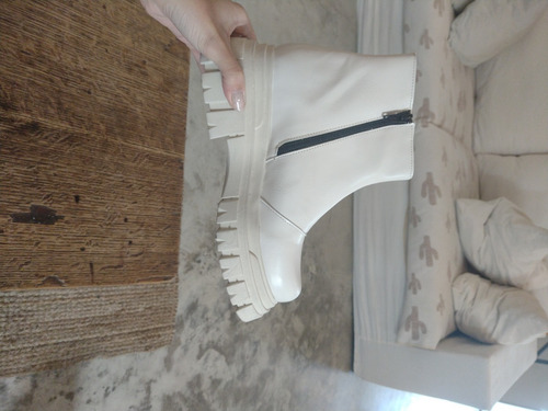 Imagen 2 de 2 de Bota Mujer Crema Con Cierre Moris Corre Lola
