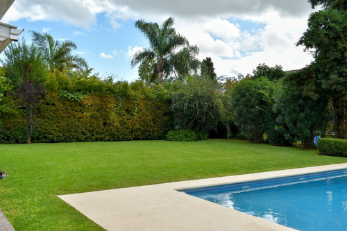 Casa En Venta Barrio Los Jazmines, Pilar Del Este