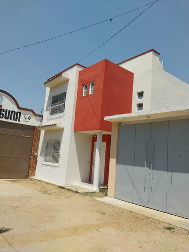 Casa De 4 Recámaras,  Uso Exclusivo Para Oficinas 