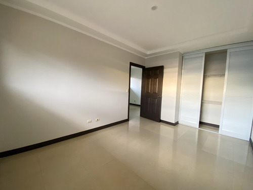 Imagen 18 de 20 de Casa De Dos Pisos - Lomas De Ayarco