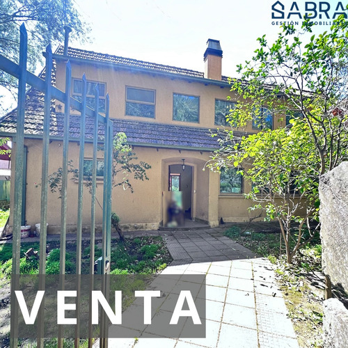 Se Vende Amplia Casa En Barrio Universitario. 