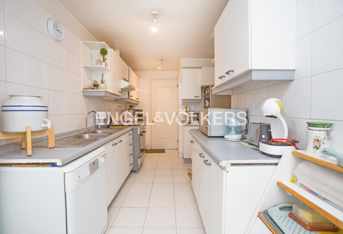 Casa En Venta San Carlos De Apoquindo, Tranquila Calle
